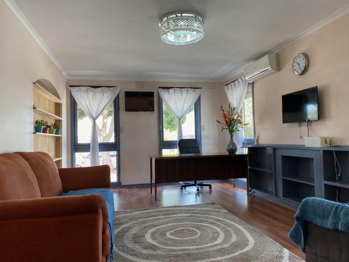 Entire Hume House Villa เมลเบิร์น ภายนอก รูปภาพ